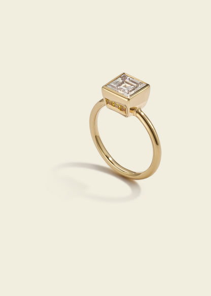CARRÉ-CUT DIAMOND PARADIGM PINKY RING